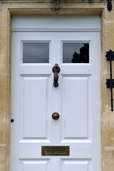 Входная Дверь Старого Дома Англии — стоковое фото