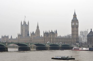 Büyük ve Parlamento Binaları Westminster Sarayı ve Westminster Köprüsü 'nde sisli bir günde 26 Mart 2011' de Londra, İngiltere 'de görüldü..