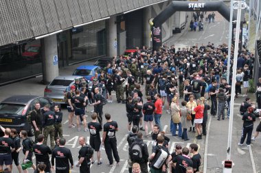 26 Mart 2011 'de Londra, İngiltere' de bir şehir macera yarışından önce insanlar bir sokak önünde toplanır..