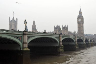 Büyük ve Parlamento Binaları Westminster Sarayı ve Westminster Köprüsü 'nde sisli bir günde 26 Mart 2011' de Londra, İngiltere 'de görüldü..