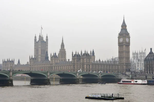 2011年3月26日 在英国首都伦敦的一个大雾天 可以看到威斯敏斯特宫和威斯敏斯特桥的国会大厦 — 图库照片
