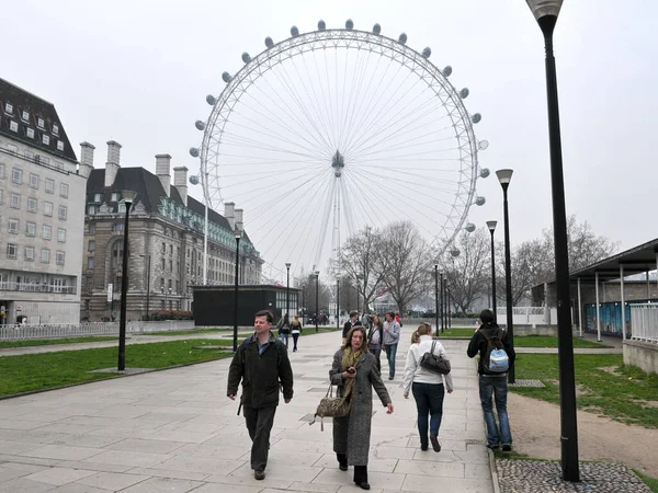 Άνθρωποι Περπατούν Κατά Μήκος Ενός Δρόμου Κοντά Στο London Eye — Φωτογραφία Αρχείου