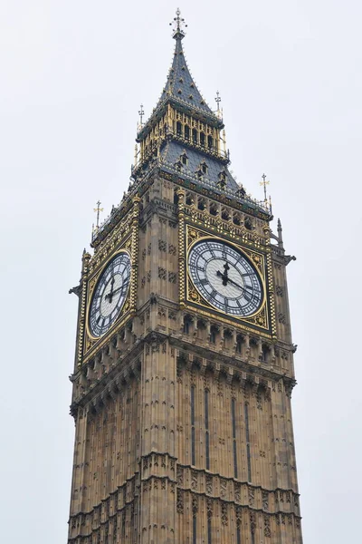 灰色の曇り空に対するビッグベンの眺め ロンドンの国会議事堂の象徴的な時計塔 — ストック写真