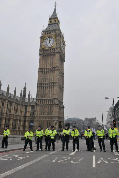 Поліція Захищає Вестмінстерський Міст Під Час Великого Анти Аскетичного Мітингу — стокове фото