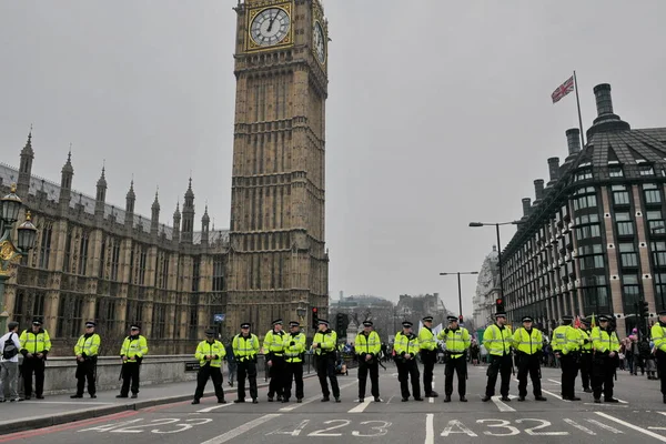 Αστυνομία Φρουρεί Γέφυρα Westminster Κατά Διάρκεια Μιας Μεγάλης Διαδήλωσης Κατά — Φωτογραφία Αρχείου