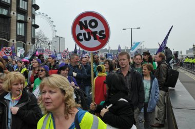 26 Mart 2011 'de Londra, İngiltere' de düzenlenen büyük bir TUC kesintiye karşı mitinginde bir grup protestocu İngiliz başkentinin sokaklarında yürüdü..