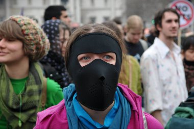 26 Mart 2011 'de Londra, İngiltere' de düzenlenen büyük bir kesintiye karşı mitinge kimliği belirsiz bir protestocu katıldı. Etkinliğe yaklaşık 250 bin protestocu katıldı..