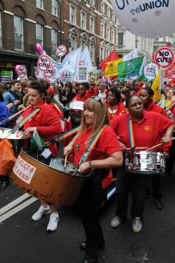 LONDON - 26 Mart 2011: Protestocular 26 Mart 2011 'de Londra, İngiltere' de kamu sektöründe harcama kesintilerine karşı yürürken çelik bir grup çalıyor. TUC örgütlü mitingine yaklaşık 250 bin kişi katıldı.