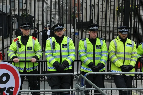 Police Stand Guard Westminster Bridge Large Austerity Rally March 2011 — Stock Photo, Image