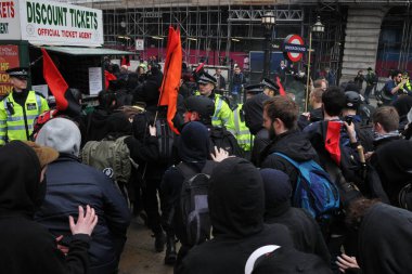 26 Mart 2011 'de Londra, İngiltere' de düzenlenen büyük bir hükümet karşıtı mitingde, ayrılıkçı bir grup protestocu Londra 'nın merkezinde bir sis bombası patlattı..