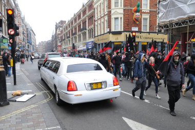 Ayrılıkçı bir anarşist protestocu grubu 26 Mart 2011 'de İngiltere' nin Londra kentinde düzenlenen büyük hükümet karşıtı mitingde bir limuzinin yanından geçtiler. Polis ve protestocuların çatışması sonrasında düzinelerce kişi tutuklandı.