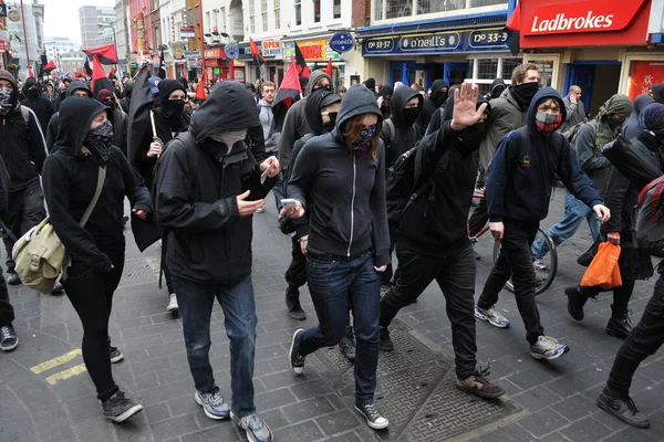 2011 런던에서 반정부 시위대가 대규모 집회를 중심가에서 시위대가 연막탄을 터뜨렸다 — 스톡 사진