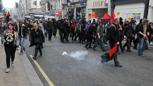 Groupe Dissident Manifestants Déclenché Une Bombe Fumigène Dans Une Rue — Photo