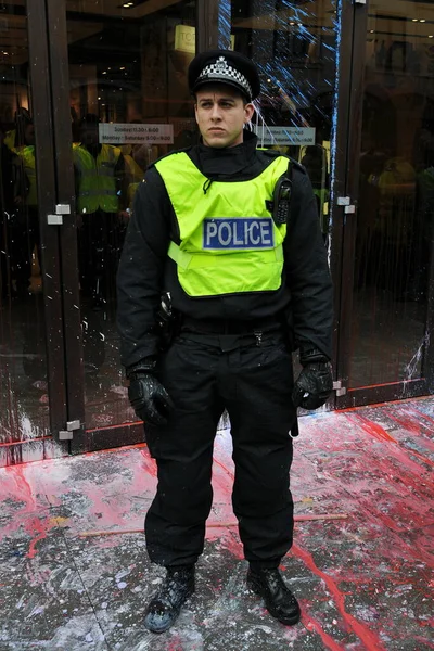 在2011年3月26日于英国伦敦举行的一次大规模反政府集会上 一群脱离关系的抗议者袭击了伦敦市中心 现役警察现身说法如下 — 图库照片