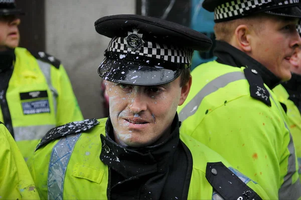在2011年3月26日于英国伦敦举行的一次大规模反政府集会上 一群脱离关系的抗议者袭击了伦敦市中心 现役警察现身说法如下 — 图库照片