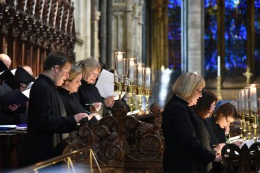 Bath, İngiltere - 19 Mayıs 2017: Bath Abbey 'de bir koro sergileniyor.