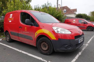 Kraliyet posta kamyonları, 16 Ekim 2022 'de Marlborough, İngiltere' de bir postanenin yanında duruyor. Kraliyet Posta İşçileri endüstriyel eylem çağrısında bulunuyor ve maaş zammı talebiyle grev yapıyorlar. 