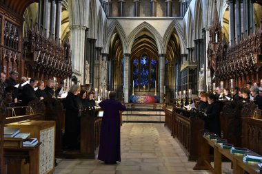 22 Ağustos 2017 'de Salisbury Katedrali' nde bir koro sahne alır. Kutsal Bakire Meryem Katedrali olarak bilinen katedral, Wiltshire şehrinde popüler bir simgedir..