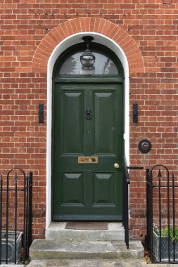 İngiliz şehrinde eski bir evin ön kapısında.