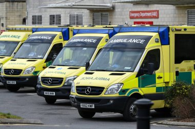 NHS genç doktorları 10 Şubat 2015 'te Bath, İngiltere' de 24 saatliğine greve giderken ambulanslar hastanede bekliyor. Grev, hükümetin yeni sözleşmeler başlatma planlarına karşıydı..