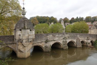 Scenic view of the River Avon running under the old town Bridge in the beautiful town of Bradford on Avon near the city of Bath in England - the historic town is a popular travel destination