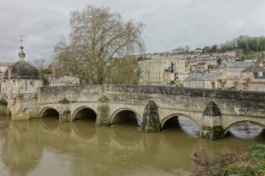 Görünüm eski köprü çamurlu nehir üzerinde yıpranmış. 