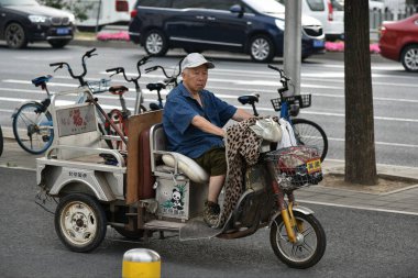 Bangkok, Tayland - 2 Mart 2012: Çin mahallesindeki bir yol boyunca 3 tekerlekli tuk tuk taksi sürücüleri