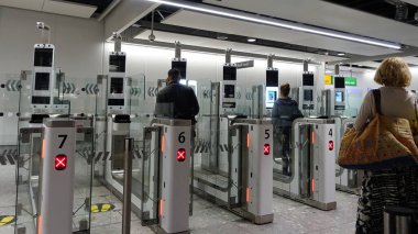 Londra, İngiltere - 29 Temmuz 2018: Hava yolcuları Heathrow Havaalanı 'ndaki otomatik pasaport sınır kapılarından geçtiler. Birleşik Krallık Sınır Gücü Brexit 'e gitmek için hazırlanıyor..