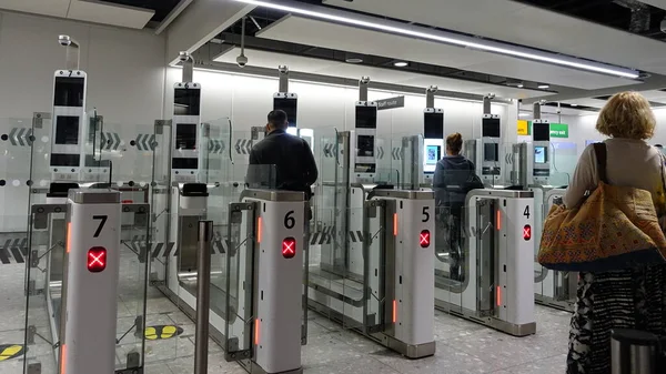 London July 2018 Air Travelers Pass Automated Passport Border Control — Stock Photo, Image