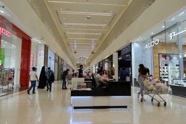 İnsanlar 8 Aralık 2018 'de Dubai, BAE' de şehir merkezindeki bir alışveriş merkezinden geçiyor..