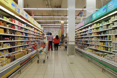Müşteriler, 8 Aralık 2018 'de Dubai, BAE' de bir Carrefour süpermarketinde bir koridora bakıyorlar. Fransız Carrefour, Amerika 'nın Walmart ve İngiltere' nin Tesco mağazalarıyla dünyanın en büyük süpermarket zincirlerinden biri oldu..
