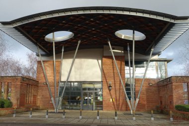 3 Aralık 2018 'de Trowbridge, İngiltere' de bir şehir merkezi caddesinde bir polis karakolu görülmektedir. Wiltshire ilçesine kendi polis, itfaiye ve ambulans istasyonları hizmet vermektedir..