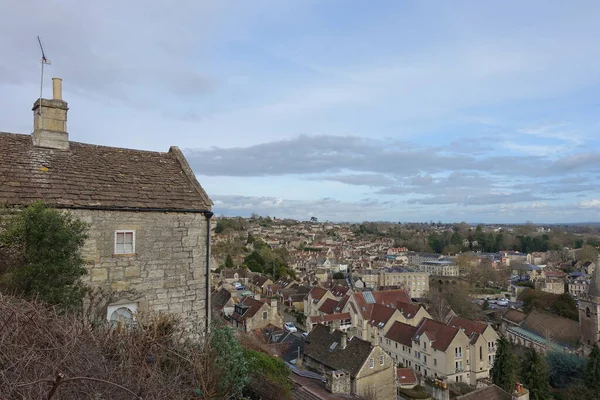 高い展望台から見える古い石造りの家や建物を持つ美しいイギリスの町の風景 すなわちウィルトシャーのエイボンのブラッドフォードのランドマーク的な町イギリス — ストック写真