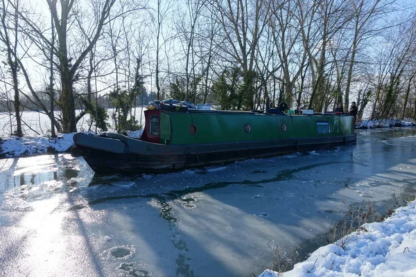 Barge Navigates Kennet Avon Canal Cold Winter Day February 2019 — Stock Photo, Image