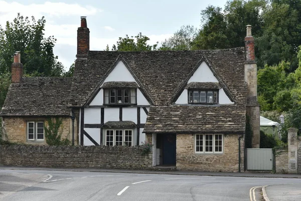 英国乡村街道上一幢漂亮的老房子的外景 — 图库照片