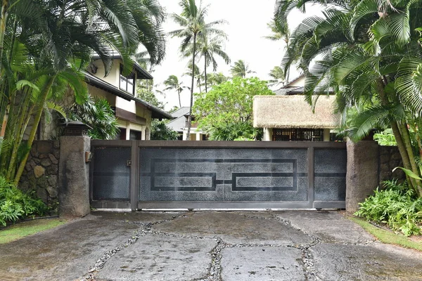 Pohled Dům Zdobenou Bránu Ulici Tropickém Ostrově — Stock fotografie