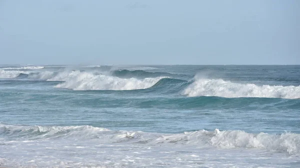 波が海岸に衝突し — ストック写真