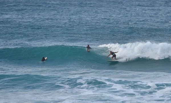 Vista Ondas Queda Oceano Com Silhuetas Surfistas Distância — Fotografia de Stock