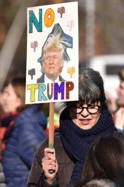 Protestocular, Donald Trump ve 4 Şubat 2017 'de Bristol, İngiltere' ye yapacağı devlet ziyaretine karşı düzenlenen mitinglerde pankartları kaldırdılar. ABD Başkanı Birleşik Krallık 'ı ziyaret etmek için davet edildi..