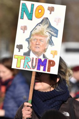 Protestocular, Donald Trump ve 4 Şubat 2017 'de Bristol, İngiltere' ye yapacağı devlet ziyaretine karşı düzenlenen mitinglerde pankartları kaldırdılar. ABD Başkanı Birleşik Krallık 'ı ziyaret etmek için davet edildi..
