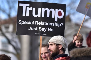 Protestocular, Donald Trump ve 4 Şubat 2017 'de Bristol, İngiltere' ye yapacağı devlet ziyaretine karşı düzenlenen mitinglerde pankartları kaldırdılar. ABD Başkanı Birleşik Krallık 'ı ziyaret etmek için davet edildi..
