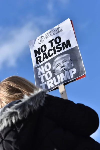 2017 브리스톨에서 도널드 트럼프와 방문에 반대하는 시위대는 플래카드를 대통령 — 스톡 사진