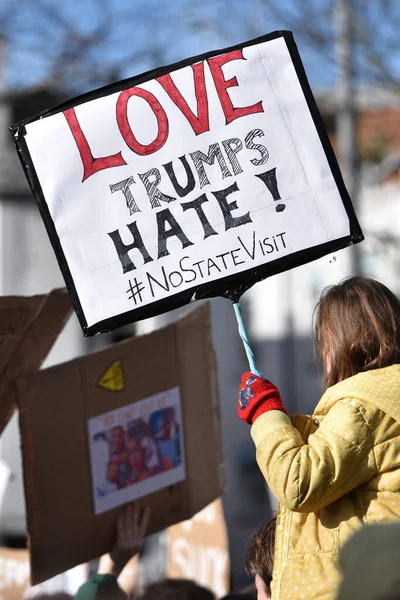 Des Manifestants Brandissent Des Pancartes Alors Ils Rallient Contre Donald — Photo