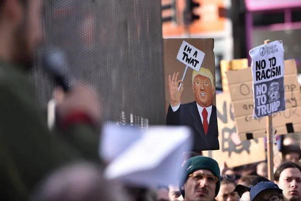 Διαδηλωτές Κρατούν Πλακάτ Ενώ Διαδηλώνουν Ενάντια Στον Ντόναλντ Τραμπ Και — Φωτογραφία Αρχείου