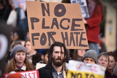 Protestocular, Donald Trump ve 4 Şubat 2017 'de Bristol, İngiltere' ye yapacağı devlet ziyaretine karşı düzenlenen mitinglerde pankartları kaldırdılar. ABD Başkanı Birleşik Krallık 'ı ziyaret etmek için davet edildi..
