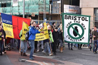 Protestocular, Donald Trump ve 4 Şubat 2017 'de Bristol, İngiltere' ye yapacağı devlet ziyaretine karşı düzenlenen mitinglerde pankartları kaldırdılar. ABD Başkanı Birleşik Krallık 'ı ziyaret etmek için davet edildi..