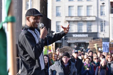 4 Şubat 2017 'de Bristol, İngiltere' ye yapacağı ziyaret ve Donald Trump aleyhinde düzenlenen mitinglerde sloganlar atan bir adam görülüyor. ABD Başkanı Birleşik Krallık 'ı ziyaret etmek için davet edildi..