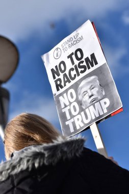 Protestocular, Donald Trump ve 4 Şubat 2017 'de Bristol, İngiltere' ye yapacağı devlet ziyaretine karşı düzenlenen mitinglerde pankartları kaldırdılar. ABD Başkanı Birleşik Krallık 'ı ziyaret etmek için davet edildi..
