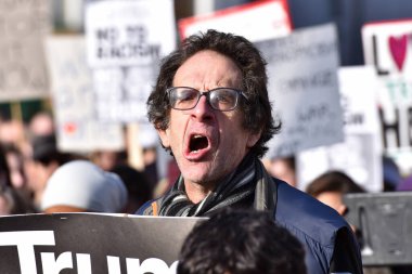4 Şubat 2017 'de Bristol, İngiltere' ye yapacağı ziyaret ve Donald Trump aleyhinde düzenlenen mitinglerde sloganlar atan bir adam görülüyor. ABD Başkanı Birleşik Krallık 'ı ziyaret etmek için davet edildi..