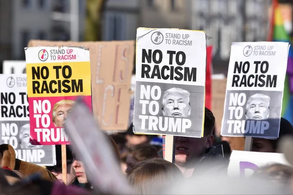 Manifestantes Levantam Cartazes Enquanto Reúnem Contra Donald Trump Sua Próxima — Fotografia de Stock